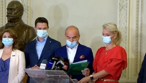 Rareș Bogdan, înghițindu-și scuipatul