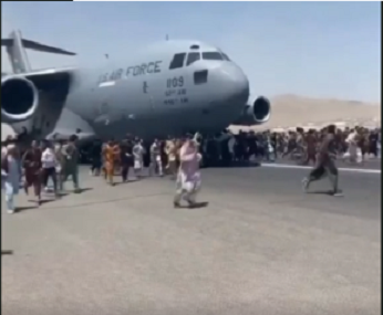 Băiatul care s-a agățat de avion