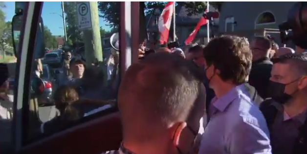 (VIDEO) Premierul, luat la pietre