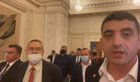 (VIDEO) Un nou scandal în Parlament: Zi-i maimuței să plece!