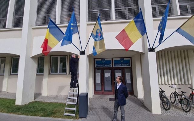 Steagul Covasnei, arborat pe fațada Consiliului Județean