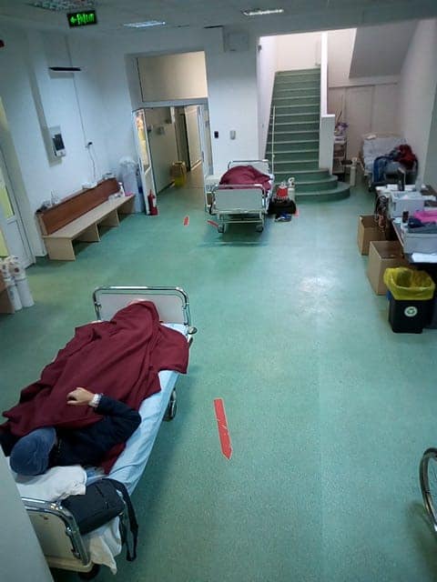 Spitalele nu mai fac față: Pacienți tratați pe holuri