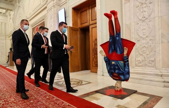 Superman căzut în cap, adus în Parlament