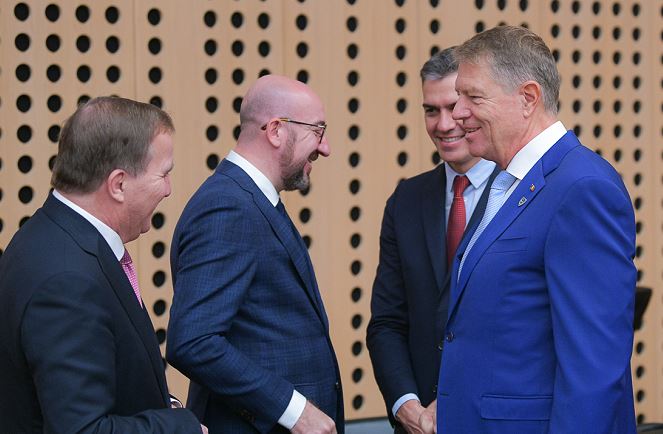 Ţara arde şi Iohannis pleacă la plimbare
