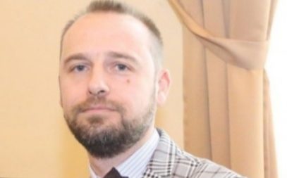 Doctorul Roșu, trompetul Apocalipsei negru-maro