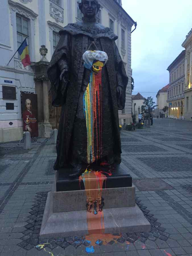 Vopsea aruncată pe statuia lui Brukenthal