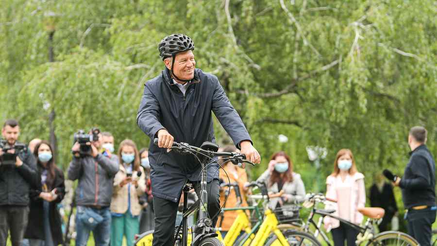 Decizie criticată a lui Iohannis: „A prins boală pe scuterişti”