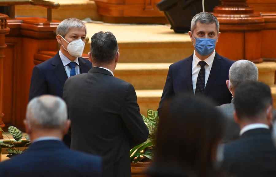 Prea-cinstiții de la USR s-au pus pe plâns: „A ales hoția”