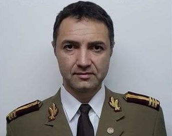 „Armata e cu boi!“ sau cum inhalează romînii idioție cu militărie