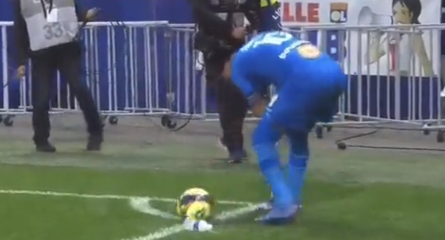 Ce-a pățit suporterul care a aruncat o sticlă în capul fotbalistului