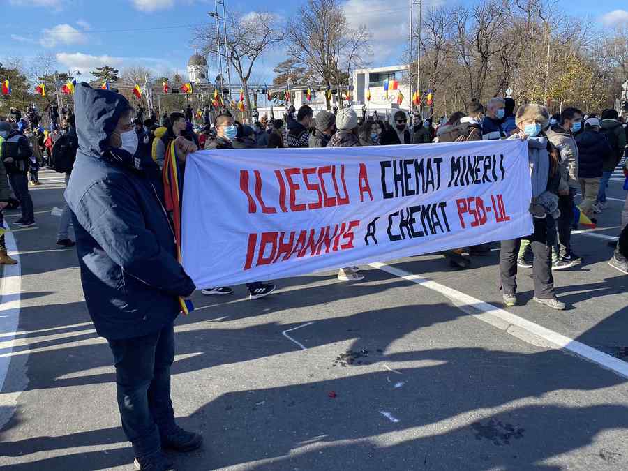 Protestatari #Rezist, împotriva lui Klaus Iohannis la paradă