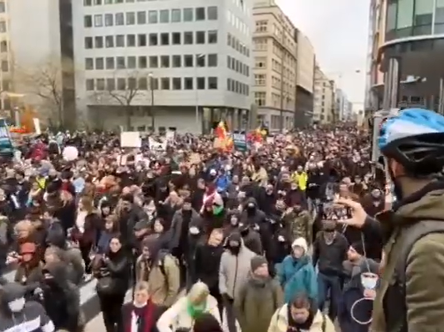 (VIDEO) Marș cu scântei la Bruxelles: „COVID = genocid organizat”