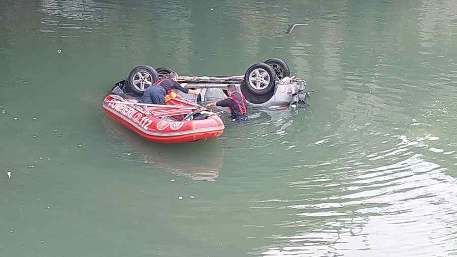 O mașină a zburat de pe Podul Ciurel în râul Dâmbovița