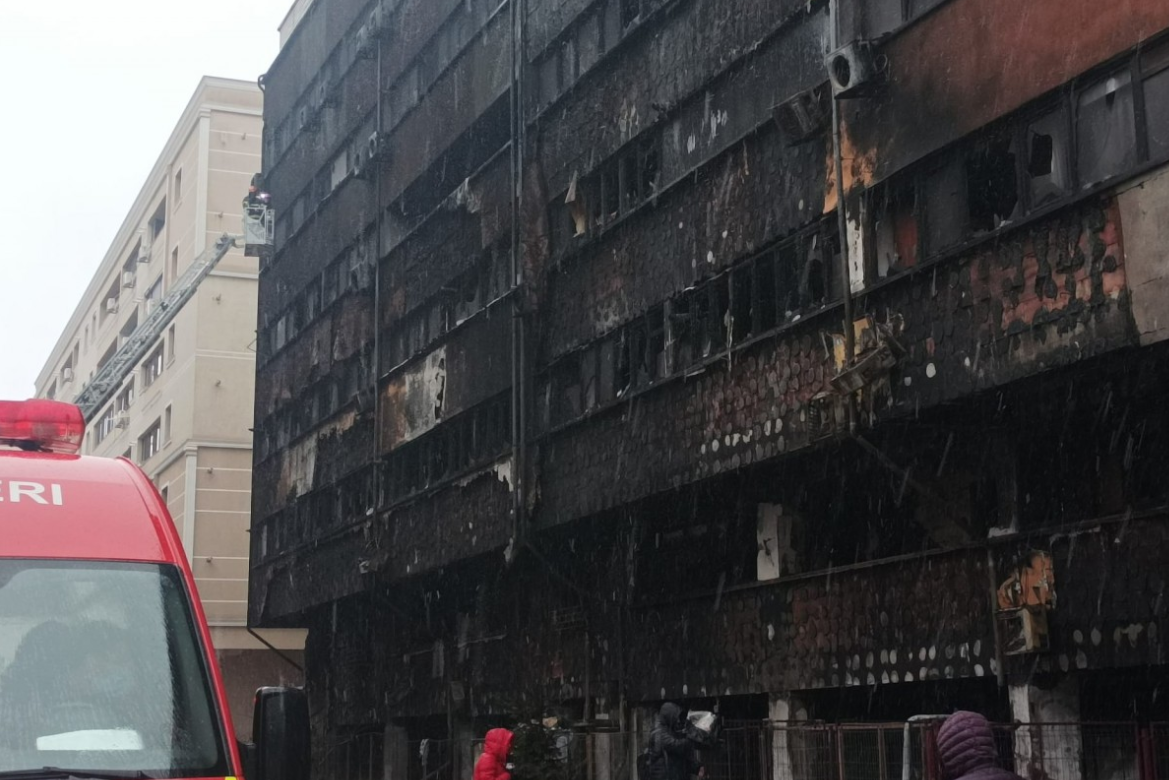 (FOTO) Bloc cuprins de flăcări: 250 de persoane evacuate