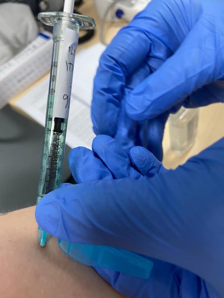 Franța schimbă termenul pentru a treia doză!