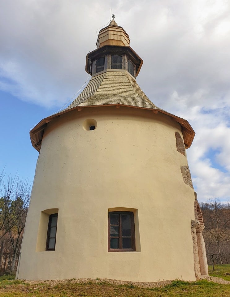 Rotonda din Geoagiu a fost pusă în valoare ca la carte!