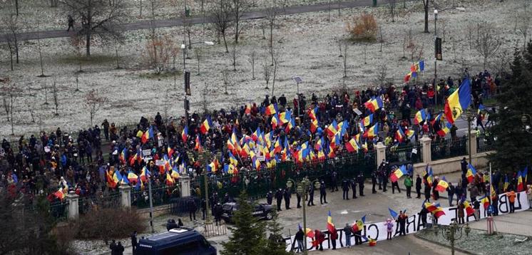 Revoluție cu furci și topoare, live pe Facebook