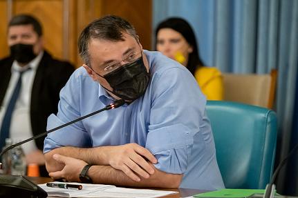 România Curată: Ghinea ia bani de la Parlamentul European pe un model curat penal