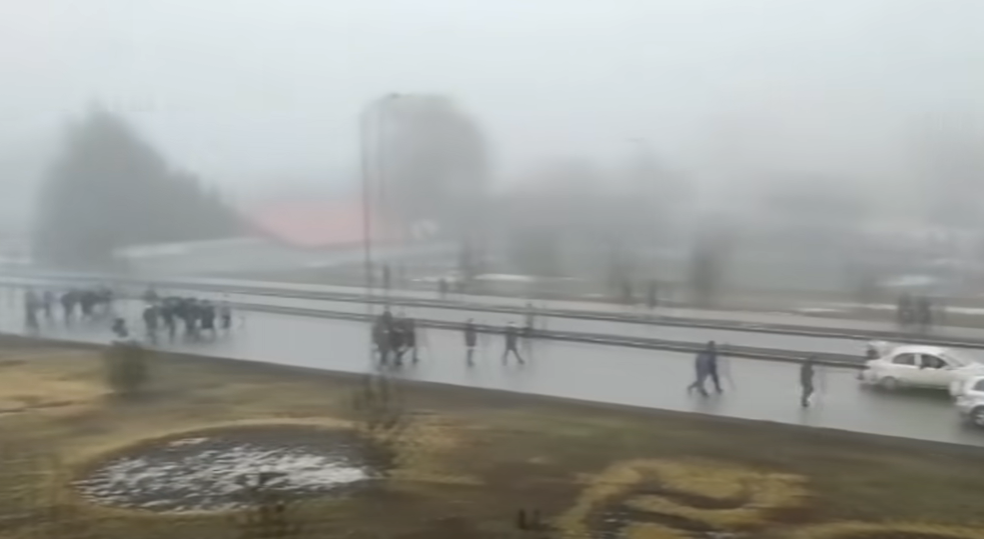 Președintele ordonă să se tragă în demonstranți: ”Fără avertisment”!