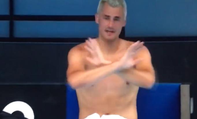 Vai de Covidul australian! Jucătorul care s-a plâns pe teren că e bolnav chiar e!