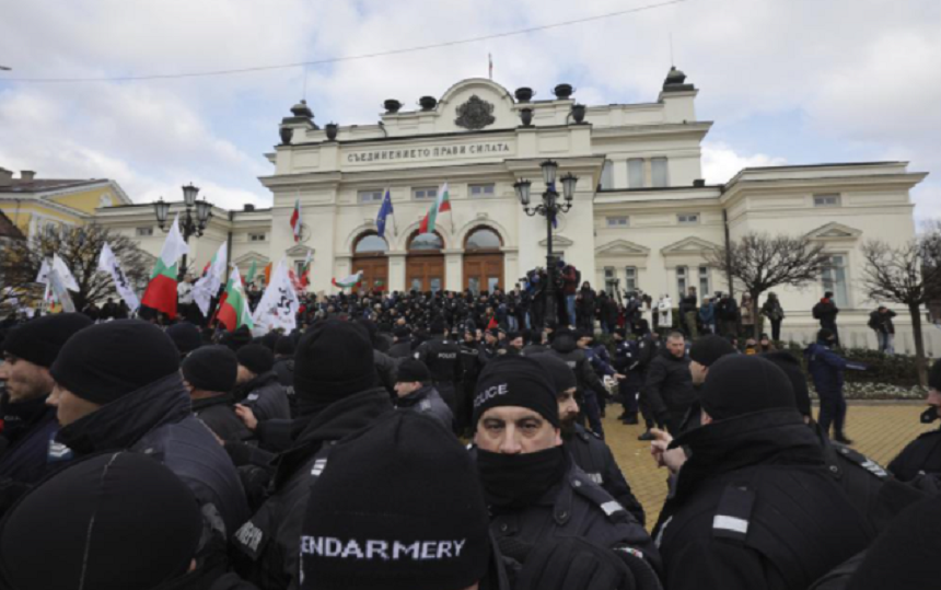 Bulgarii, în clocot: Au atacat Parlamentul