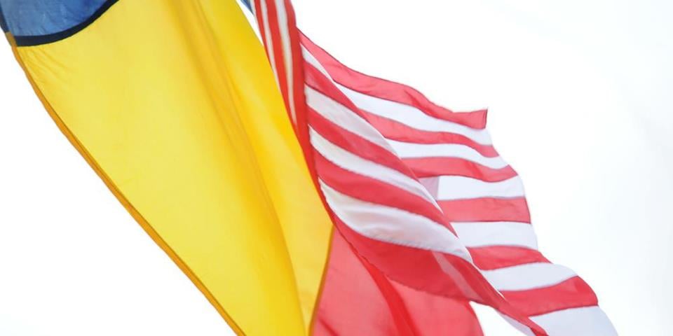 Poporul american cere scuze poporului român