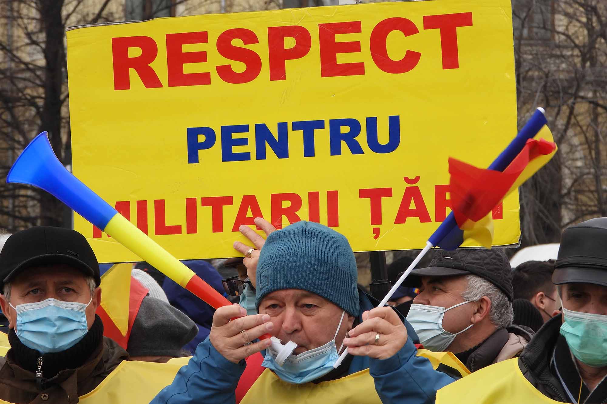 (FOTO/VIDEO) Protestul polițiștilor: „Unde-i NATO să ne vadă/Cum cerșim dreptatea în stradă?”