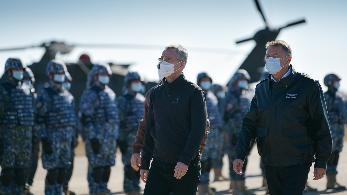 Țara arde și ai lui Iohannis se piaptănă: „Ce câștigă România dacă președintele ar ajunge șeful NATO?”