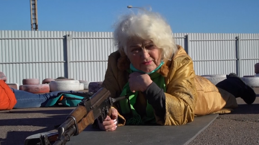 Cu mic, cu mare, instruiți cum să folosească arma!