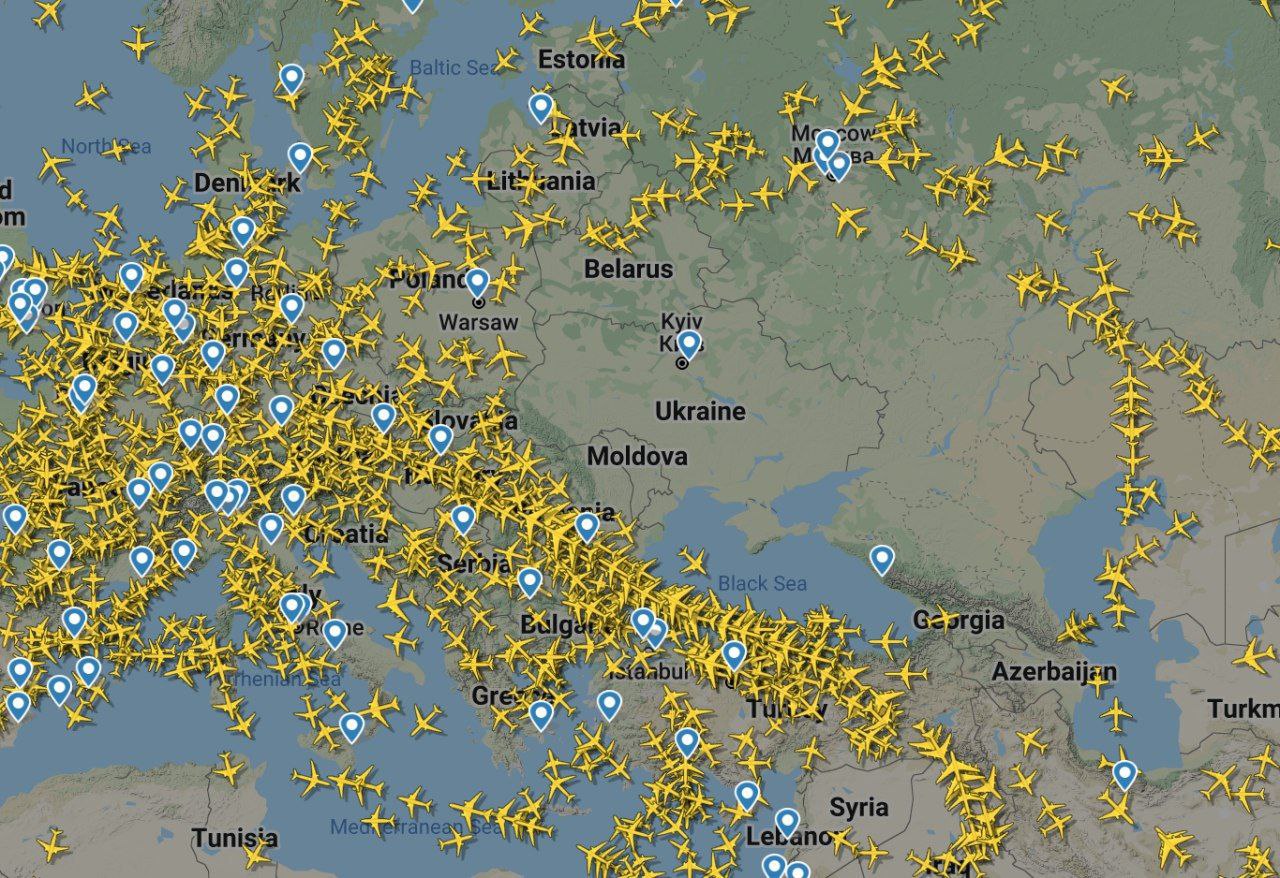 Cerul românesc plin de avioane