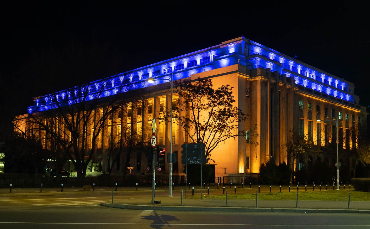  Palatul Victoria, luminat în galben-albastru