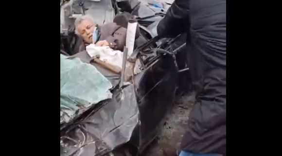 (VIDEO) Imagini cu un blindat rusesc care trece peste o mașină