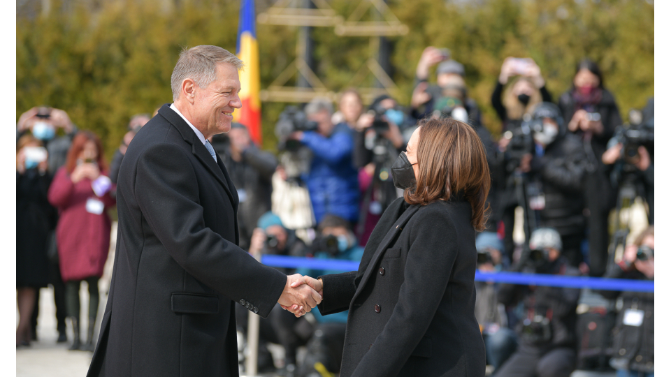 Cu mască și fără mască – Iohannis cere SUA mai mulți militari