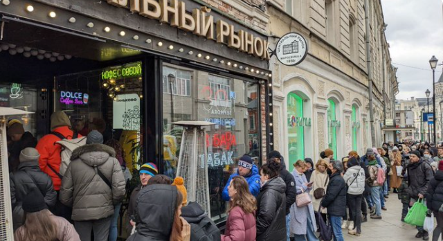 (FOTO) Coadă la bancă