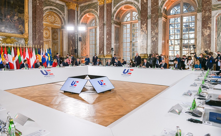 După Versailles: mai ușor cu gazele pe scări