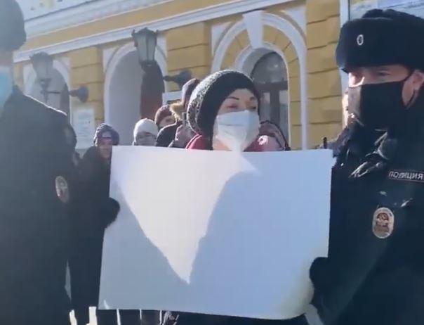 (VIDEO VIRAL) Poliția lui Putin a arestat coala albă