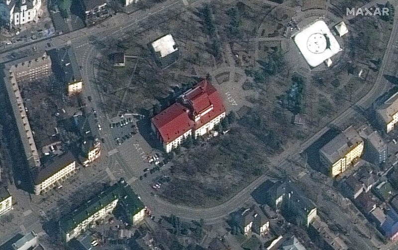 Mariupol: 130 de oameni, salvați din teatrul bombardat