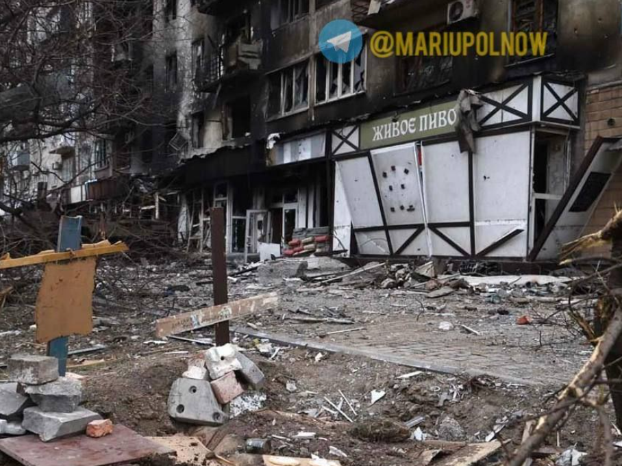 (FOTO) Cimitirul de pe străzile din Mariupol