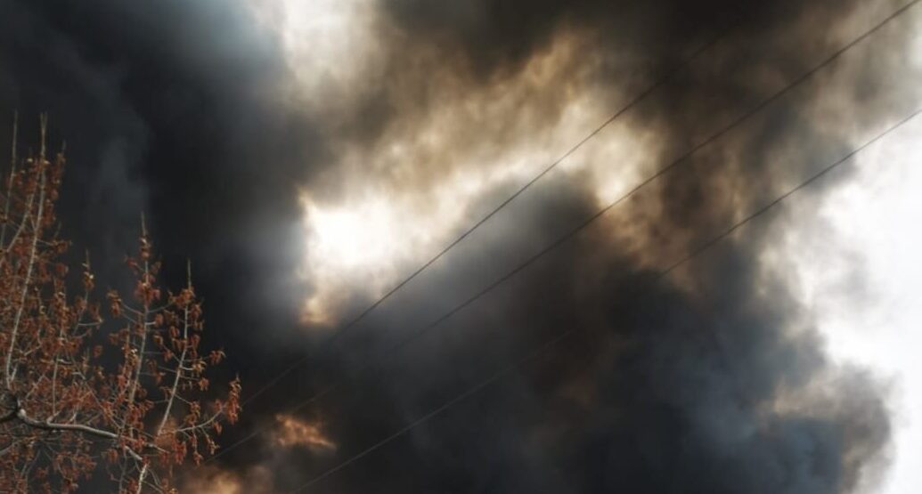 Incendiul din remorcă. Cetățenii, avertizați din cauza fumului gros