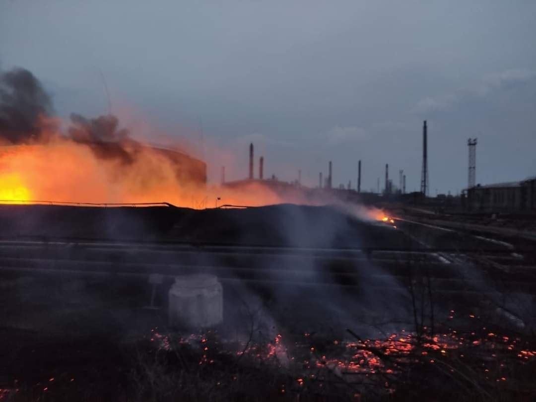 (FOTO) Bombardarea unui depozit de petrol în Luhansk