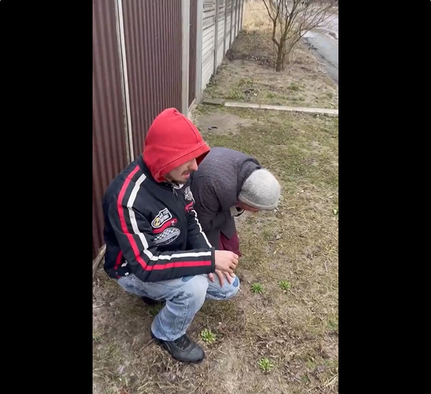 (VIDEO) Războiul la sat: Baba și soldații