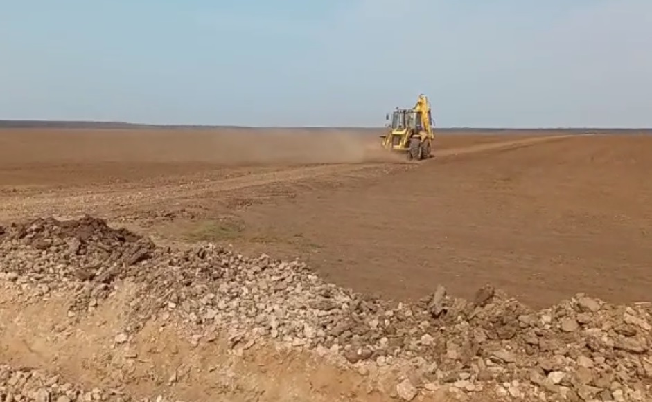 „Drumul hoților de lemne”, croit de primar printr-o uriașă tarla însămînțată