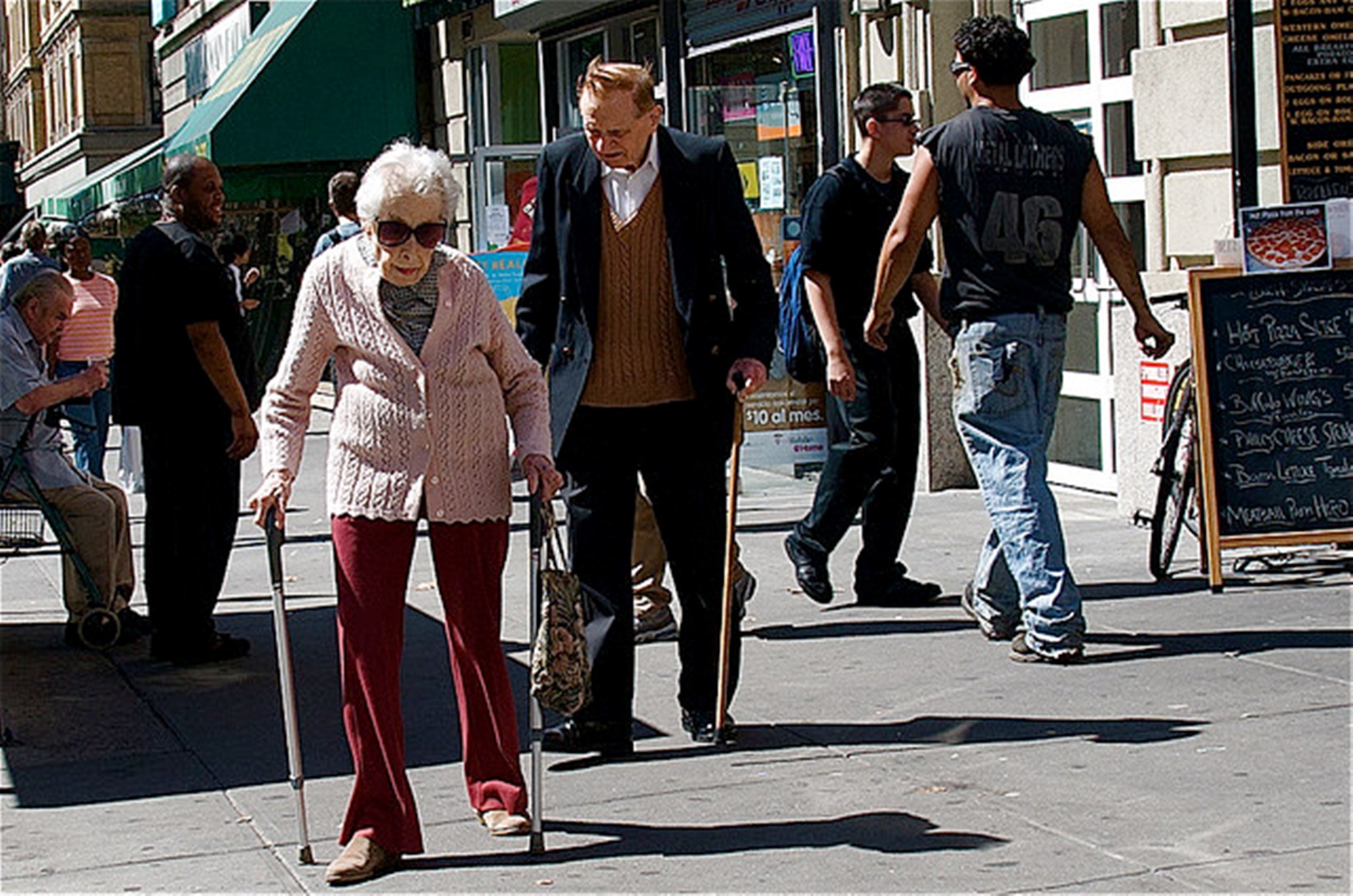 Toți întorc privirea când te văd!