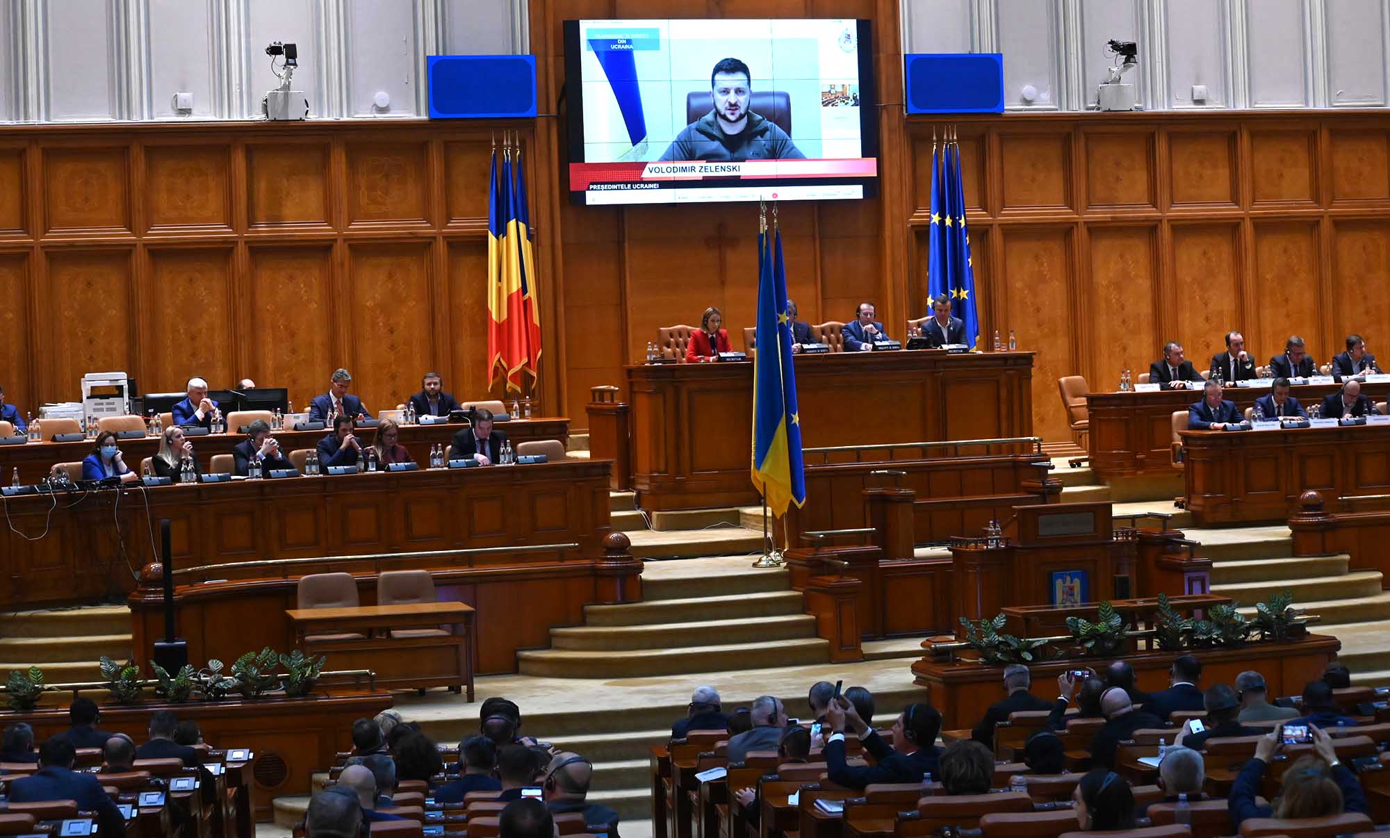Parlamentul român, gest la un an de război