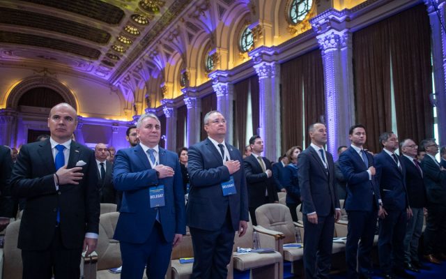 (VIDEO) Terapie de grup la PNL, cu Nicolae Ciucă alergând de unul singur