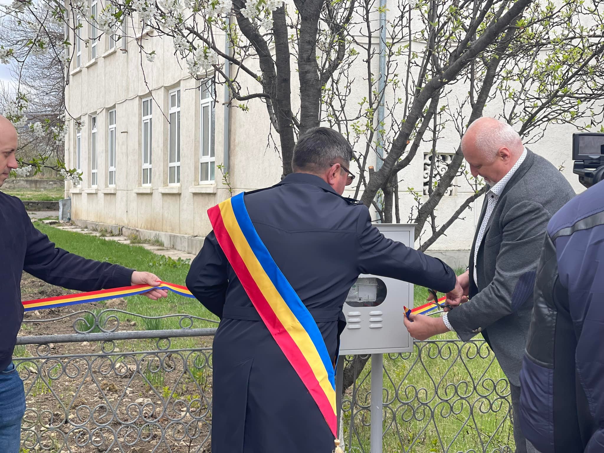 Normalitate, inaugurată cu fast și tricolor