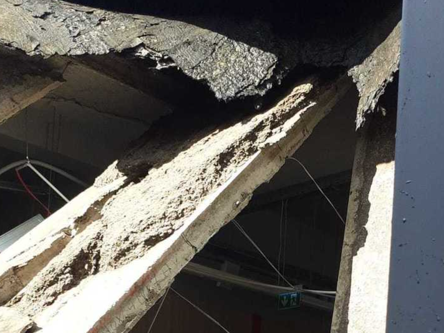 (FOTO) S-a prăbușit tavanul la magazin