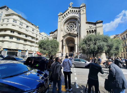 Preot atacat cu cuțitul: ”Macron trebuie omorât!”