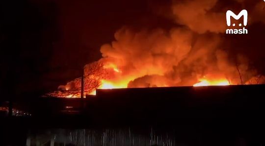 (VIDEO) Flăcări uriașe la depozitul unei edituri pro-Kremlin