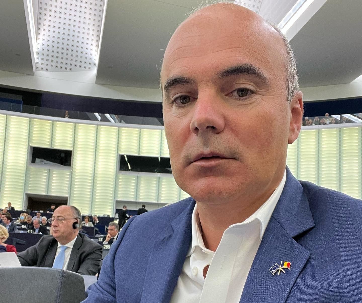 Iar se împăunează Rareș